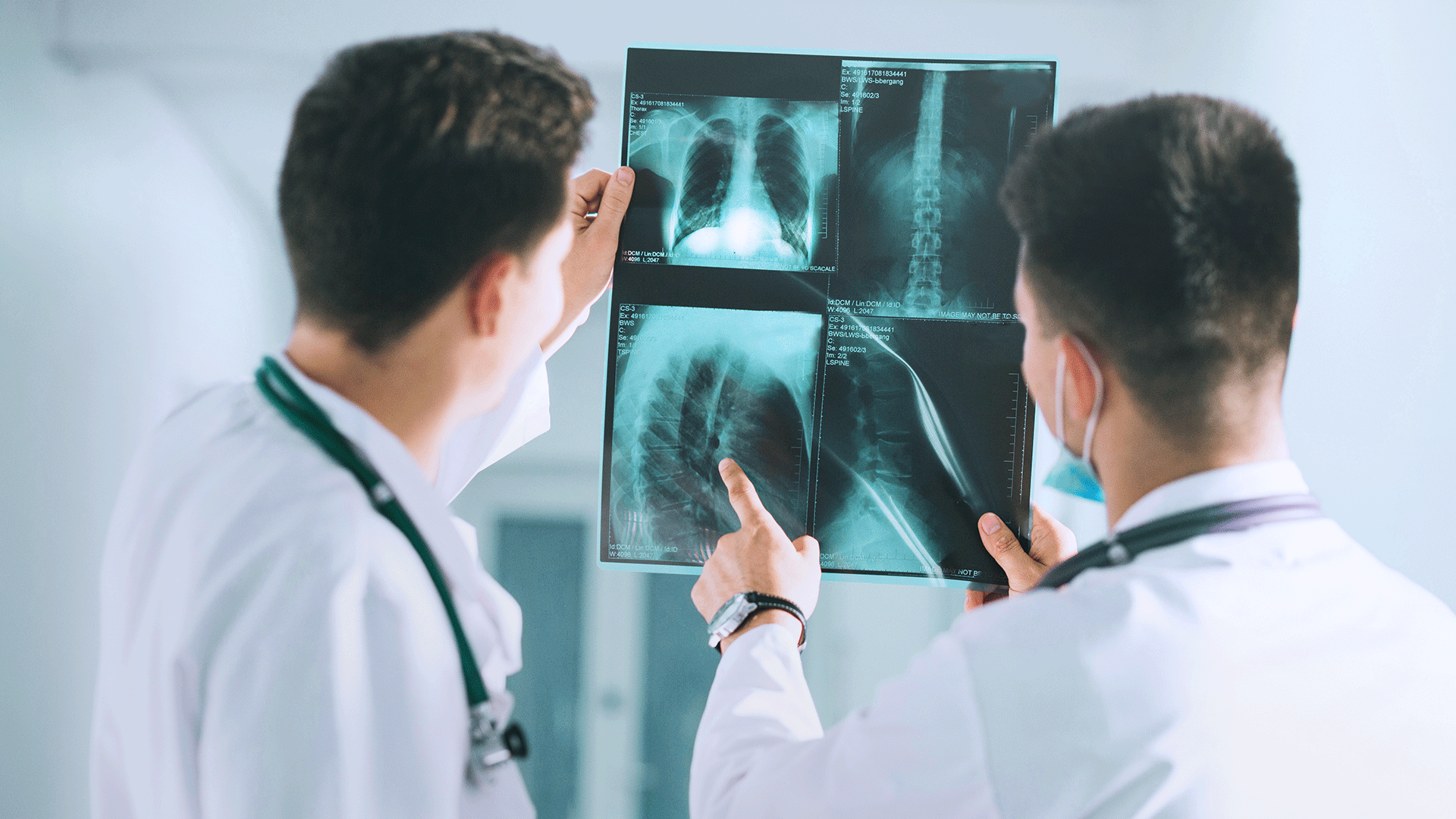Рентгенолог смотрит снимки