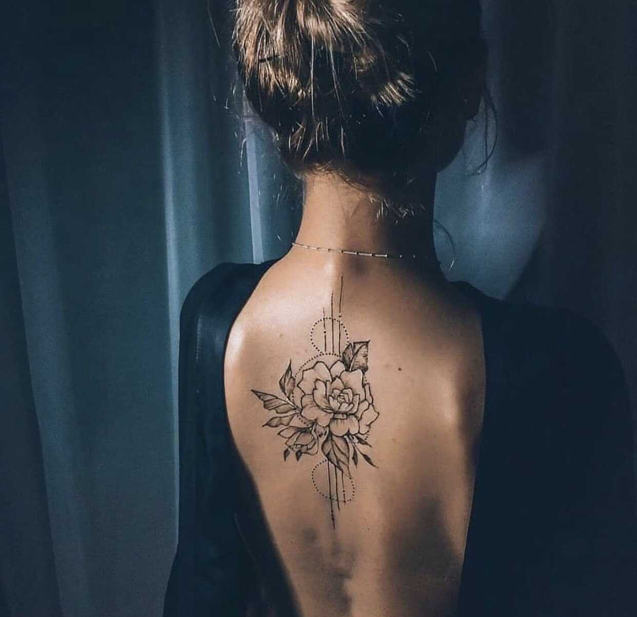 Татуировка на спине девушки