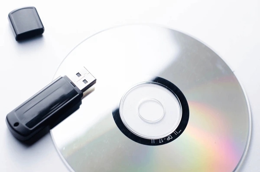 Флеш-карта и CD-диск.
